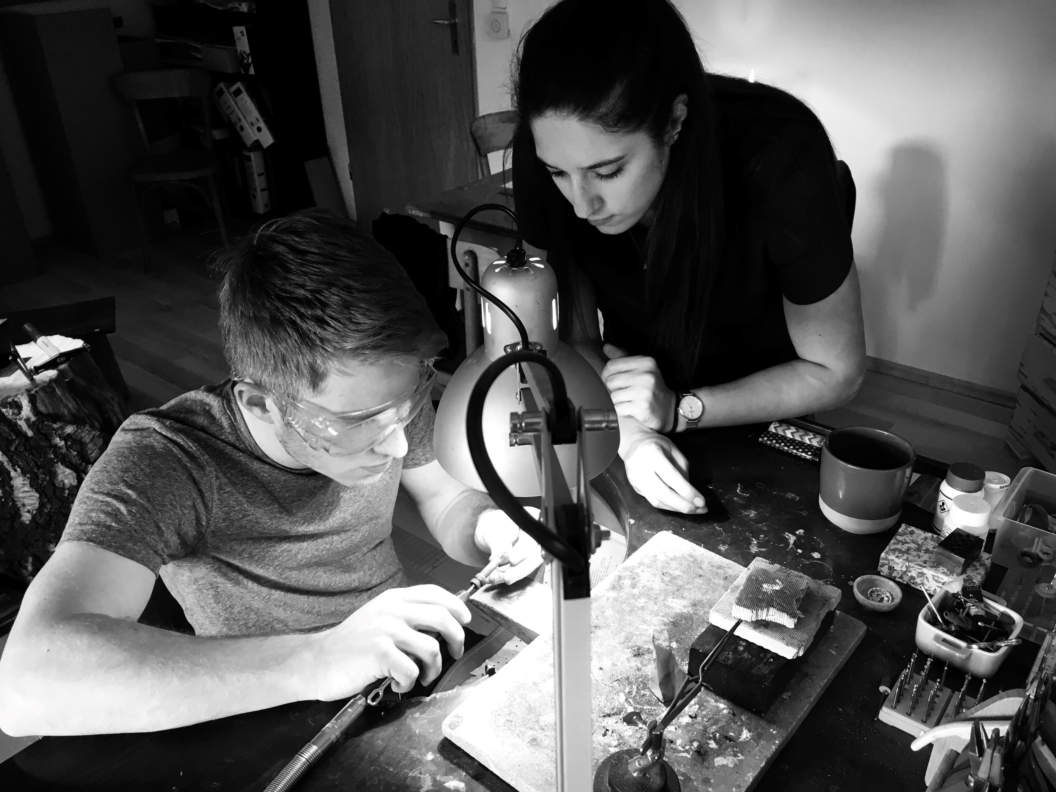 Paar schmiedet eigene Trauringe